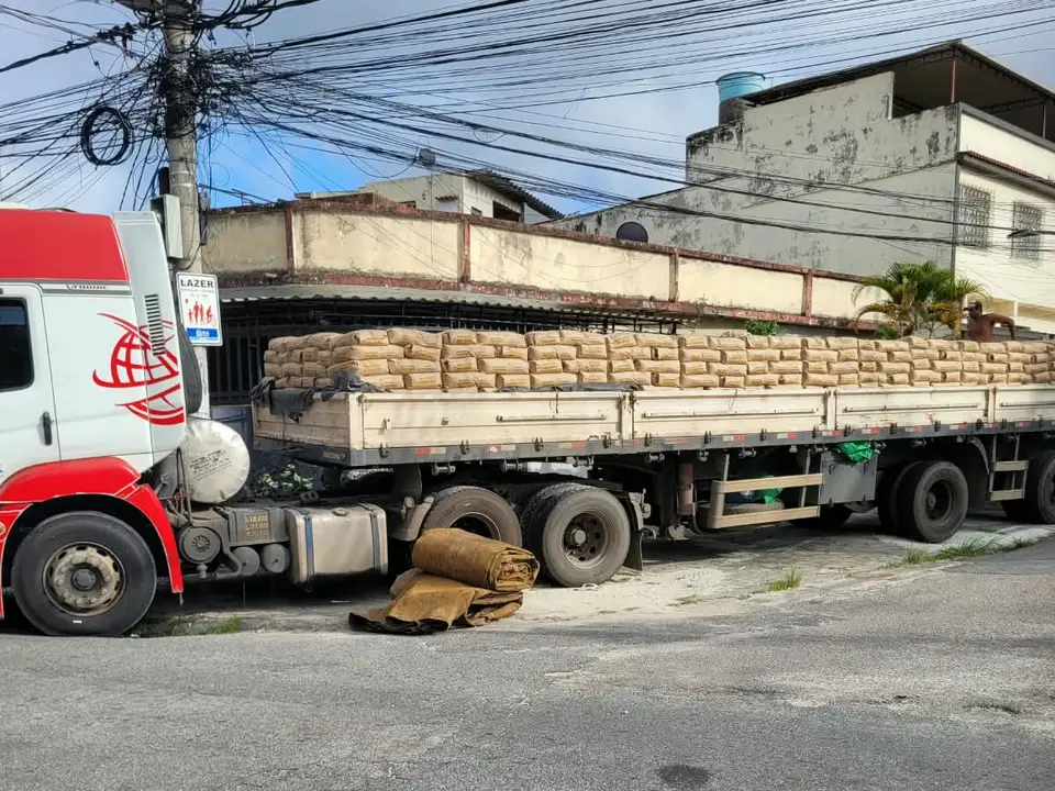 Carreta carregada com sacos de bentonita
